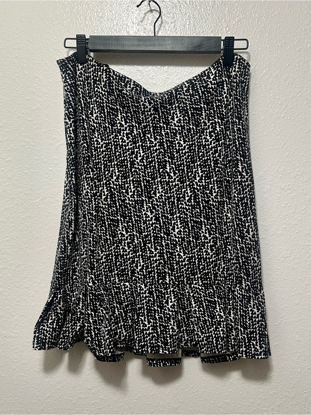 Ann Taylor Black and White Patterned Skirt With Ruffle Hem